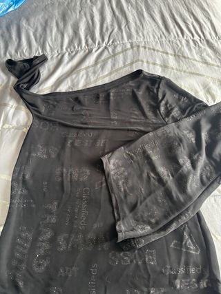 Camiseta asimétrica negra con brillo