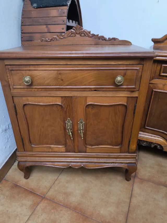 Cómoda, cabecero y 2 mesitas vintage de castaño