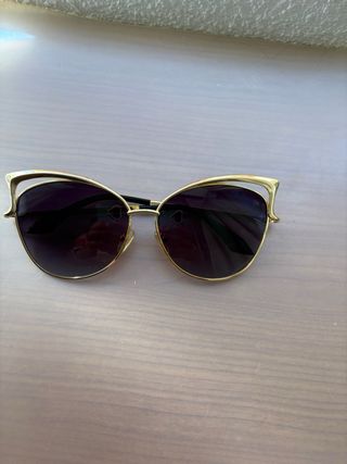 Gafas de sol doradas y negras
