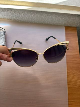 Gafas de sol doradas y negras
