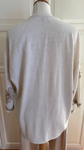 Chaqueta beige con bordados marrones