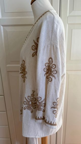 Chaqueta beige con bordados marrones
