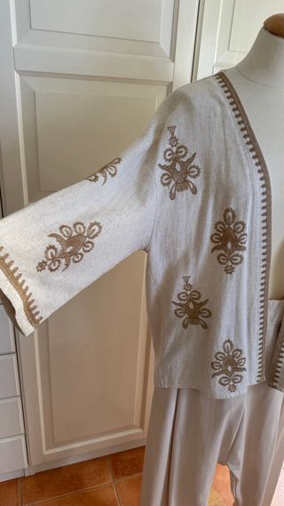 Chaqueta beige con bordados marrones