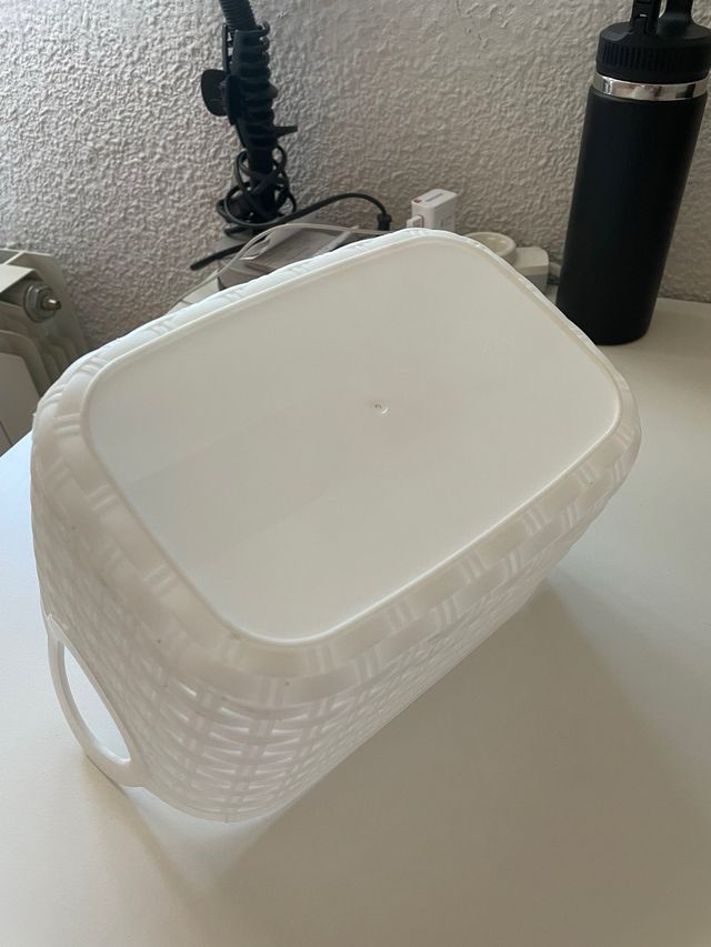 Cesta de almacenamiento tejida blanca