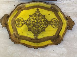 Vassoio decorativo in legno giallo e oro