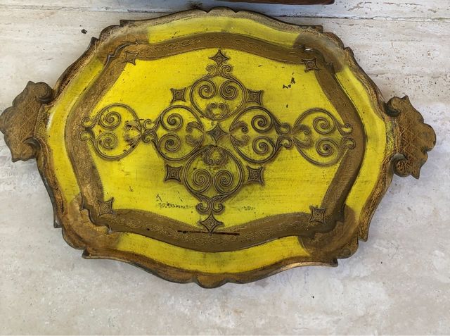 Vassoio decorativo in legno giallo e oro