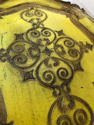 Vassoio decorativo in legno giallo e oro