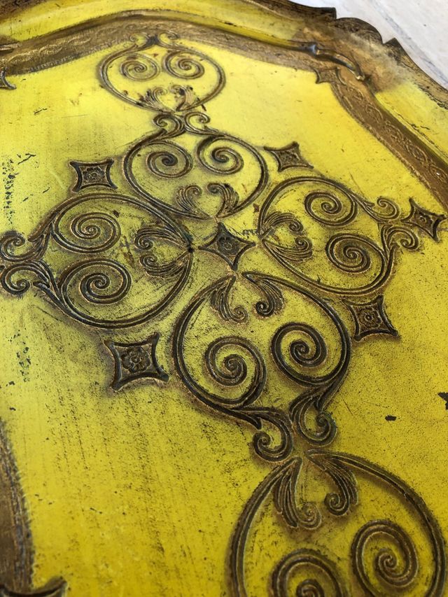 Vassoio decorativo in legno giallo e oro