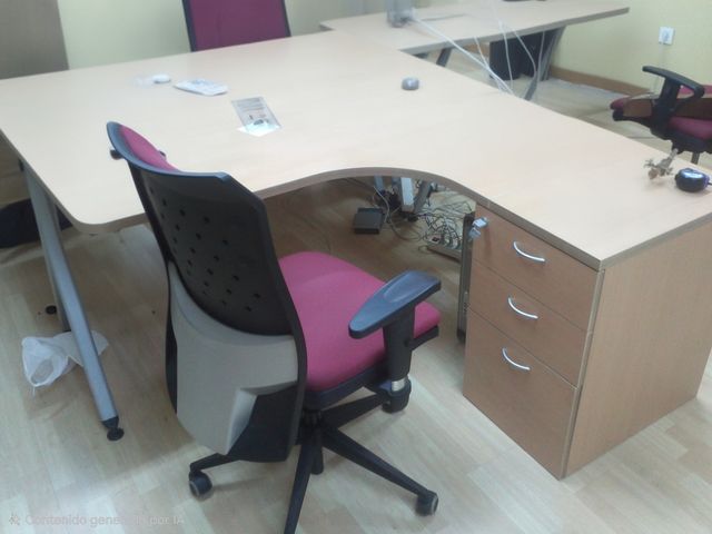 Mesa oficina y silla con ruedas.