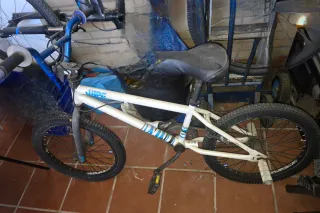 Bicicleta BMX blanca negociable 