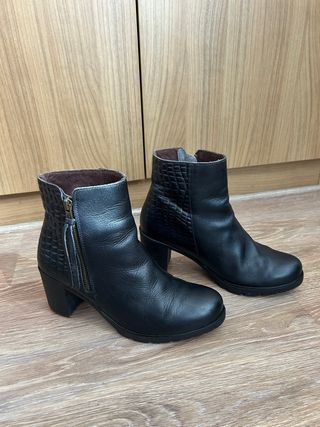 Botines de piel negros