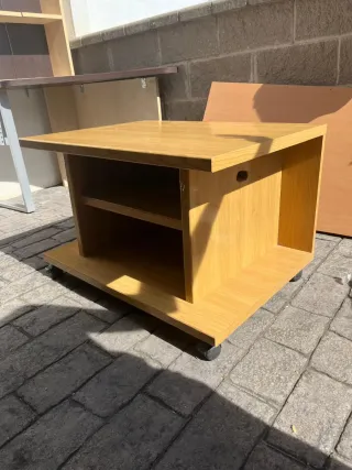 Mesa auxiliar de madera con ruedas