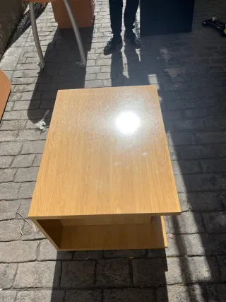 Mesa auxiliar de madera con ruedas