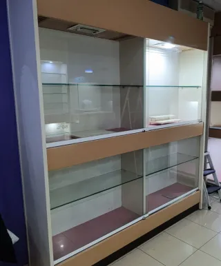 Vitrina expositora cristal y madera