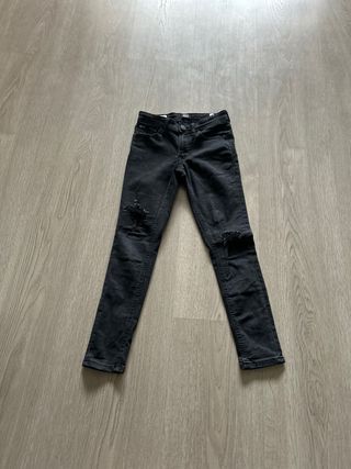 Pantalones vaqueros negros rasgados
