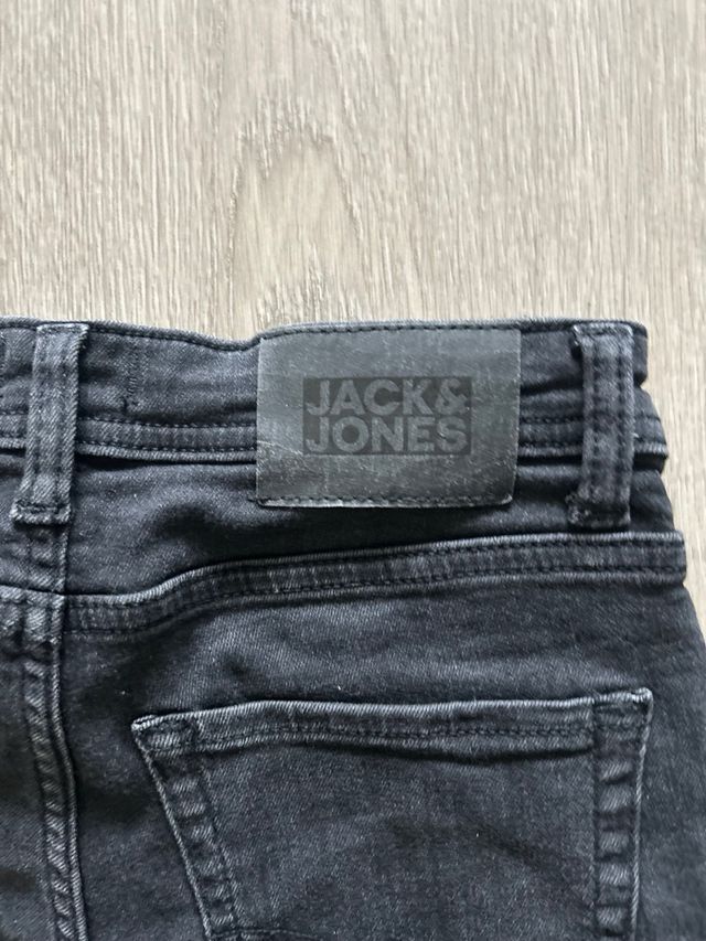 Pantalones vaqueros negros rasgados