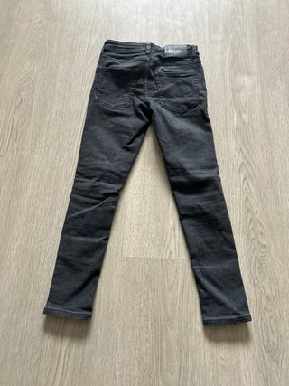 Pantalones vaqueros negros rasgados