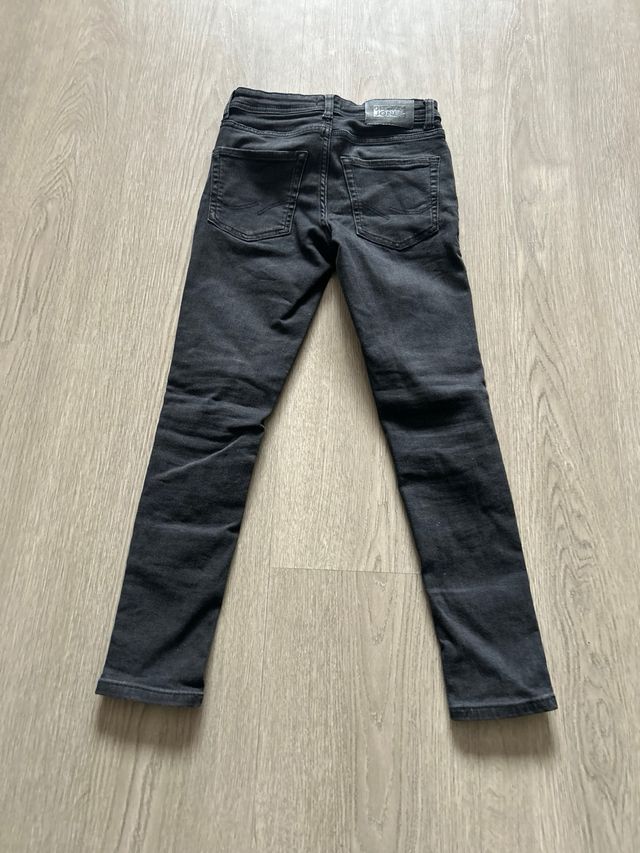 Pantalones vaqueros negros rasgados