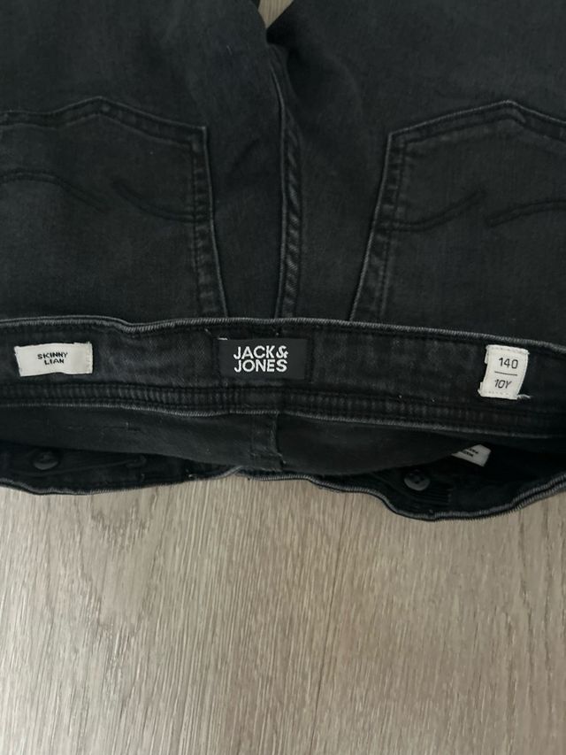 Pantalones vaqueros negros rasgados