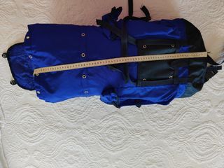 Mochila de montaña azul y negra
