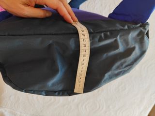 Mochila de montaña azul y negra