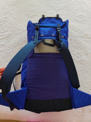 Mochila de montaña azul y negra