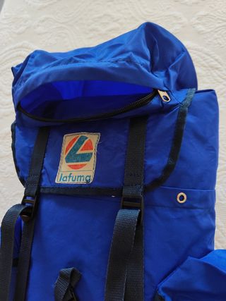 Mochila de montaña azul y negra