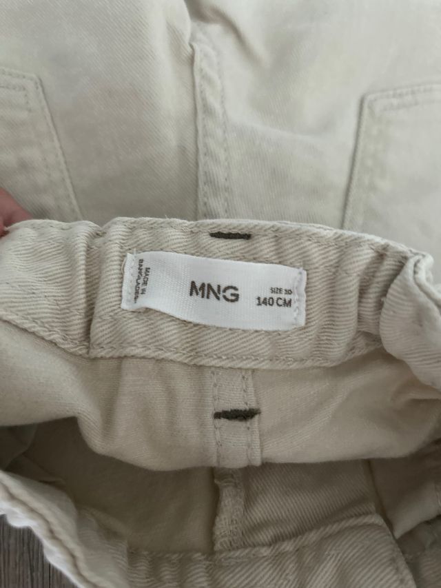 Pantalones beige para niño