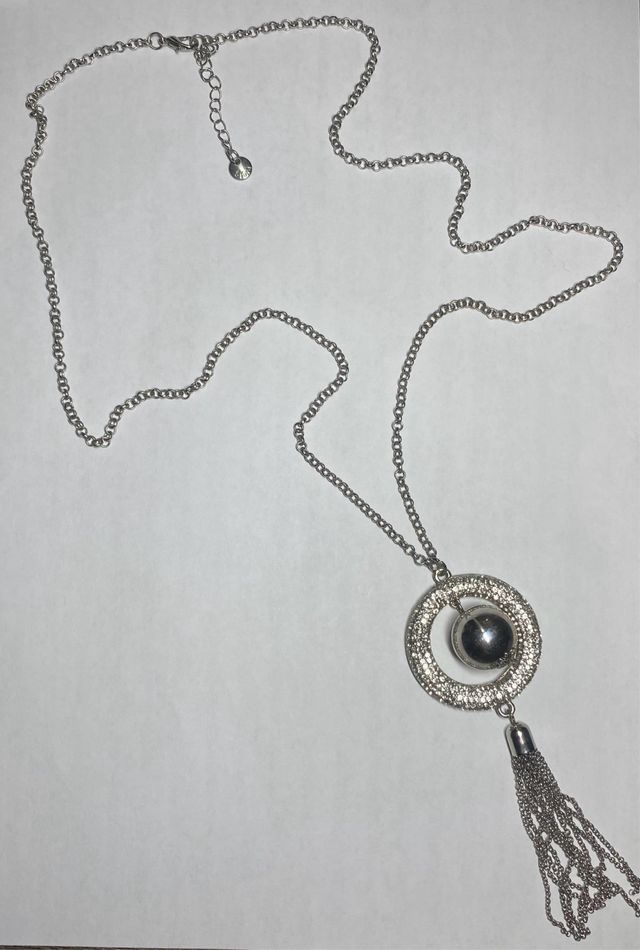 Collar elegante largo con colgante de bola y borla