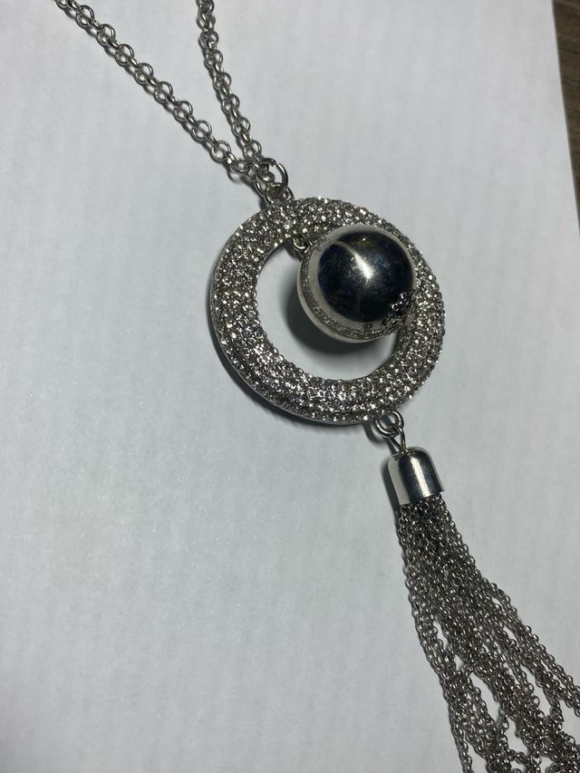 Collar elegante largo con colgante de bola y borla