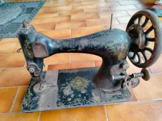 Macchina da cucire Singer antica