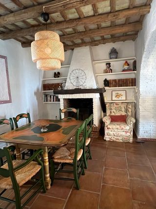 Mesa comedor, 4 sillas y dos sillones.