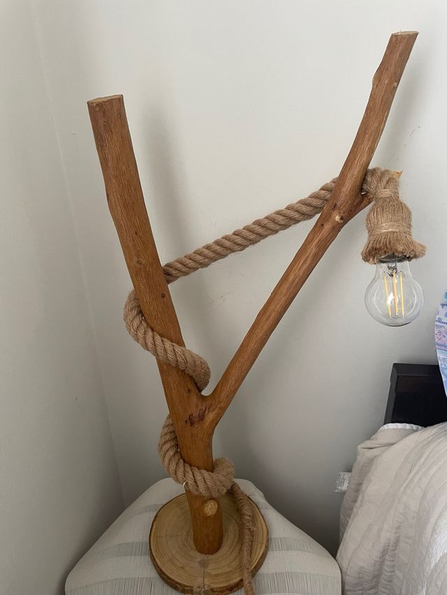 Lámpara artesanal de madera y cuerda