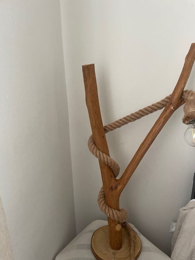 Lámpara artesanal de madera y cuerda