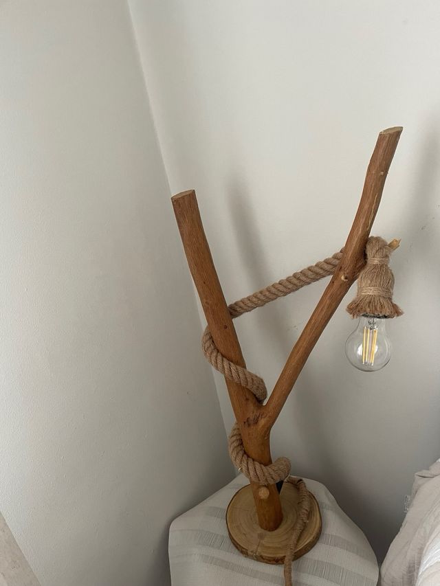 Lámpara artesanal de madera y cuerda