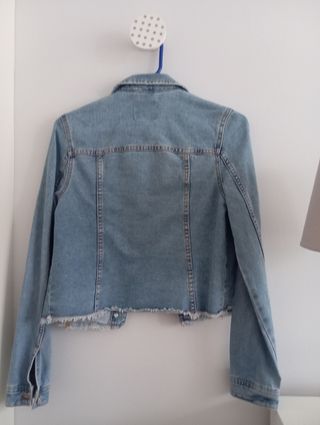 Cazadora vaquera Stradivarius efecto desgatada.