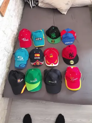 Lote de gorras variadas