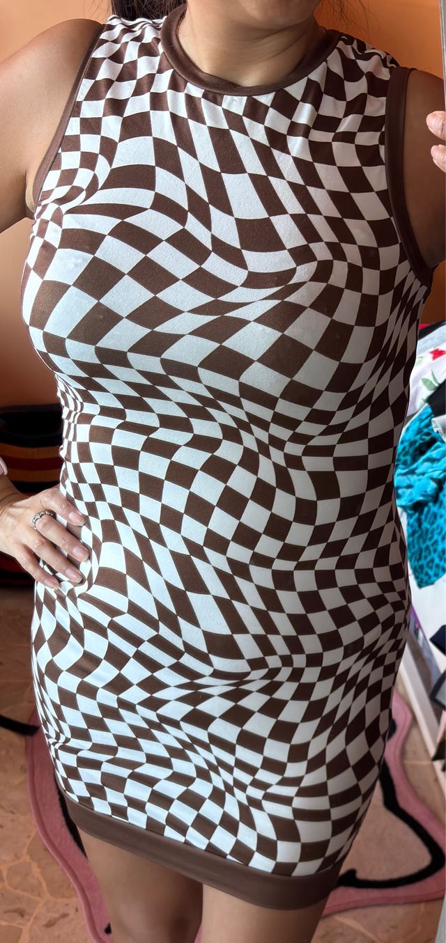 Abito elasticizzato fantasia scacchi