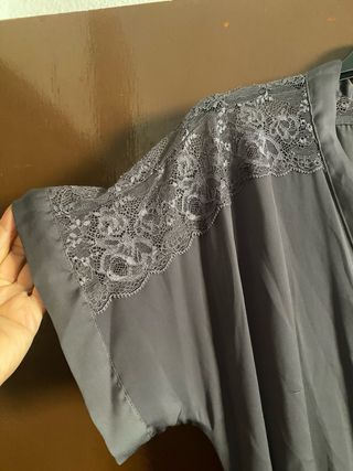 Blusa M / L / XL gris con detalle encaje