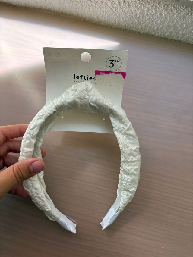 Diadema Lefties crema con etiqueta