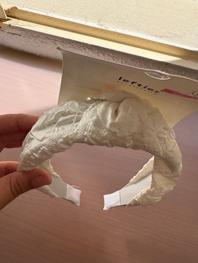 Diadema Lefties crema con etiqueta