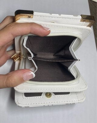 Cartera blanca elegante con detalles dorados