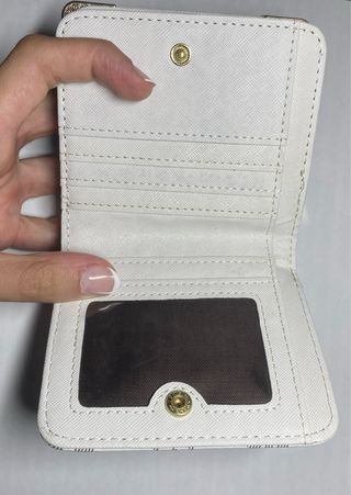 Cartera blanca elegante con detalles dorados