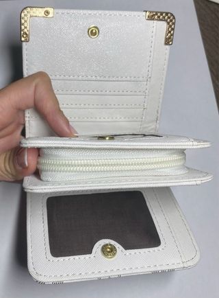 Cartera blanca elegante con detalles dorados