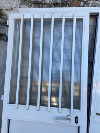 Puerta aluminio entrada a patio con cerradura