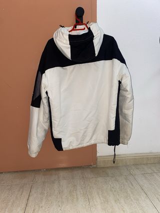 Pull&Bear abrigo astronauta blanco y negro