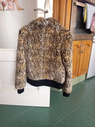 Chaqueta efecto pelo Bershka leopardo