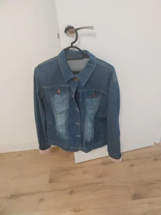 Chaqueta tejana azul.