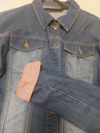 Chaqueta tejana azul.