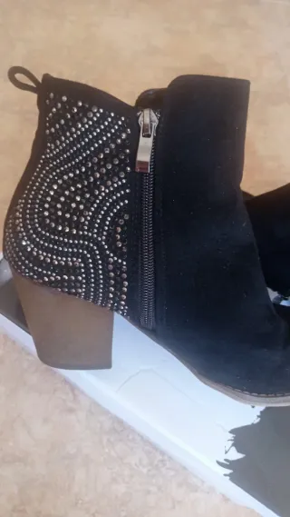 Botines ante negros con pedrería
Puestos 2 veces 